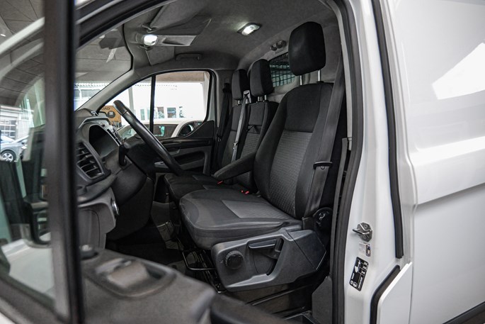 Ford Transit Custom 270S 280S rend 130 Hk