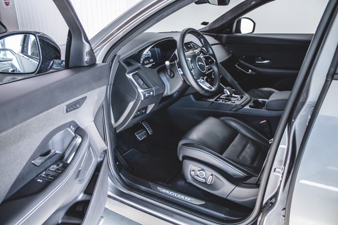 Jaguar E-Pace P300e R-Dynamic SE aut.