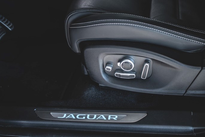 Jaguar E-Pace P300e R-Dynamic SE aut.
