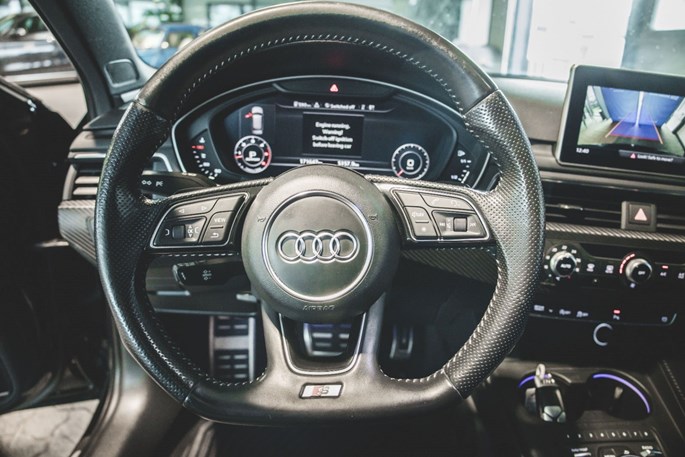 Audi A4 TDi 218 S-line Avant quattro S-tr.