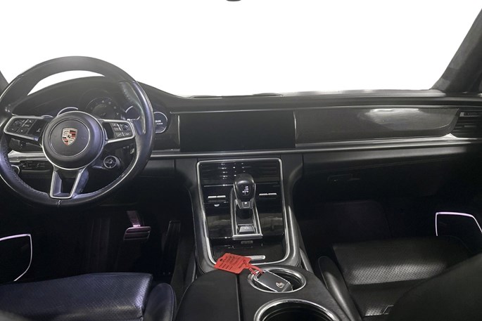 Porsche Panamera GTS Sport Turismo PDK