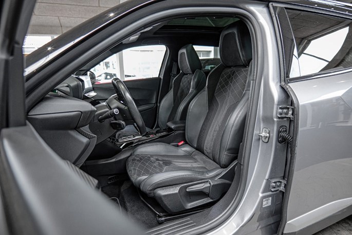 Peugeot e-2008 GT Sky