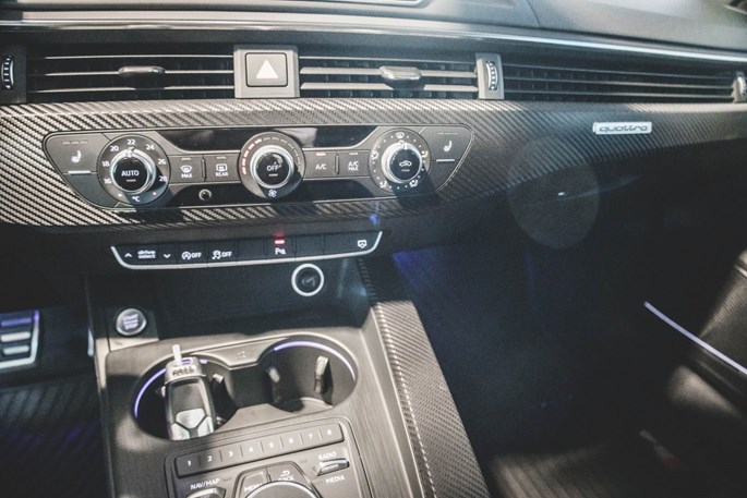 Audi A4 TDi 218 S-line Avant quattro S-tr.