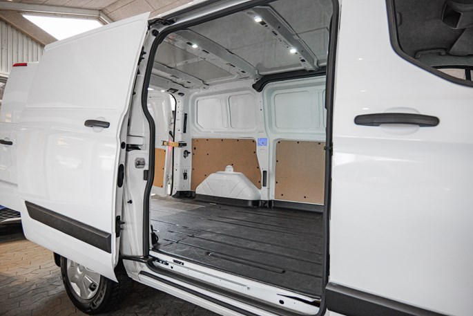 Ford Transit Custom 270S 280S rend 130 Hk