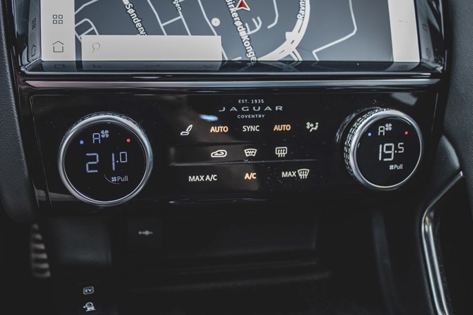 Jaguar E-Pace P300e R-Dynamic SE aut.