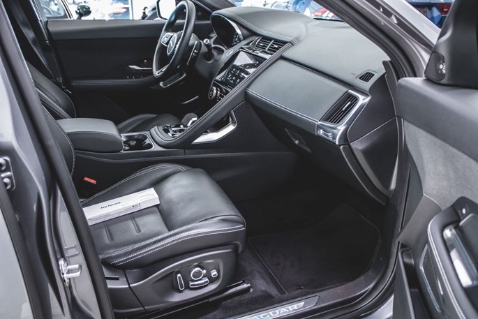 Jaguar E-Pace P300e R-Dynamic SE aut.