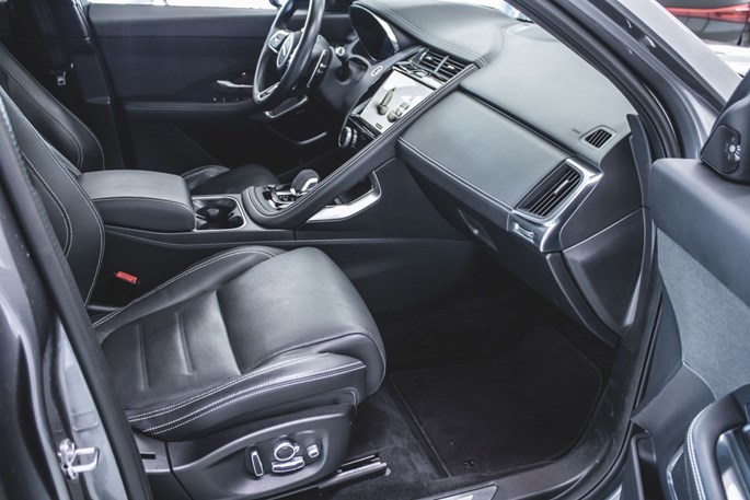 Jaguar E-Pace P300e R-Dynamic SE aut.