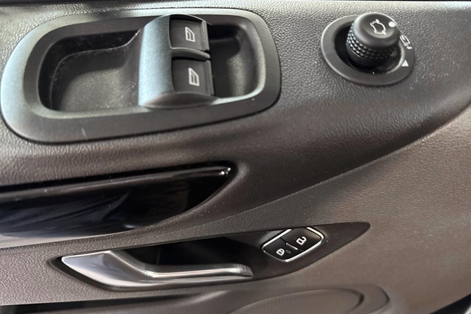 Ford Transit Custom Kombi 320S 229.900 Plus Moms. 