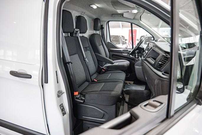 Ford Transit Custom 270S 280S rend 130 Hk