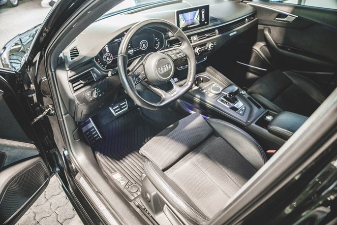 Audi A4 TDi 218 S-line Avant quattro S-tr.